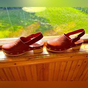 8.5 Charlotte Stone Sling Back Leather Clogs